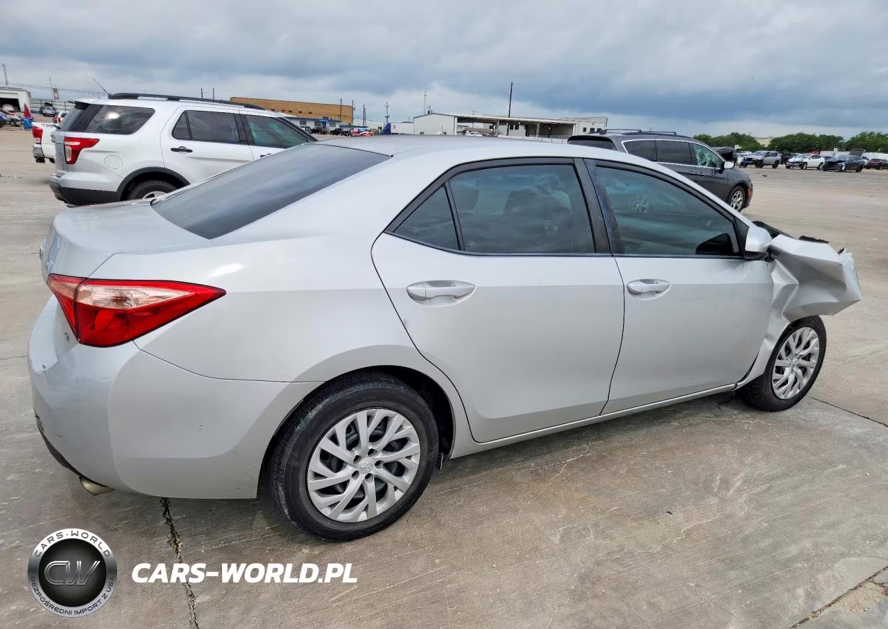2018 Toyota Corolla Le VIN:5YFBURHE8JP838141 - 3