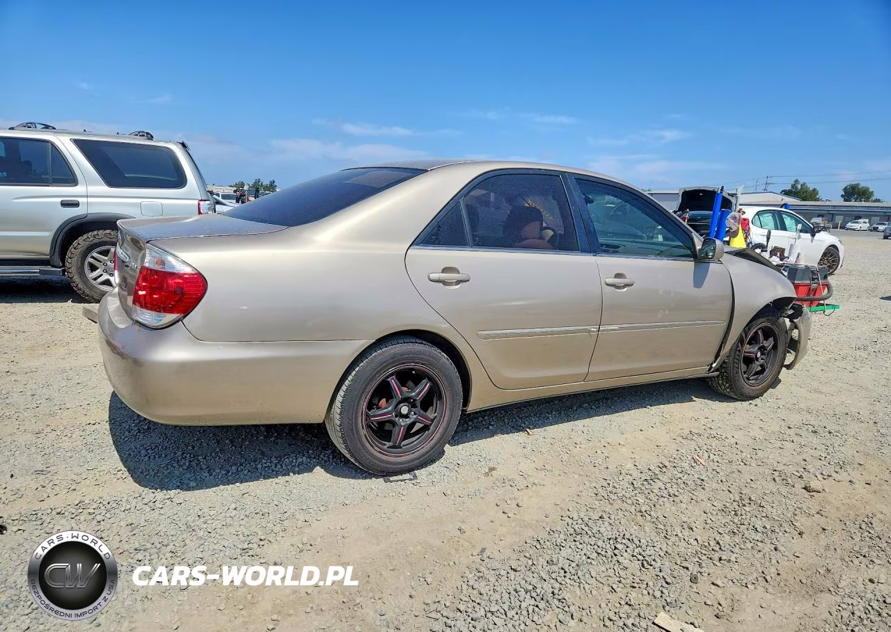 2005 Toyota Camry Xle VIN:4T1BE32K55U073791 - 3