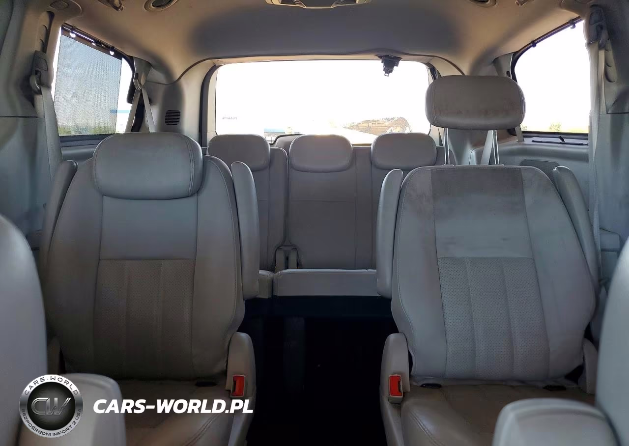 2010 Chrysler Town & Country Touring Plus VIN:2A4RR8DX8AR423493 - 10