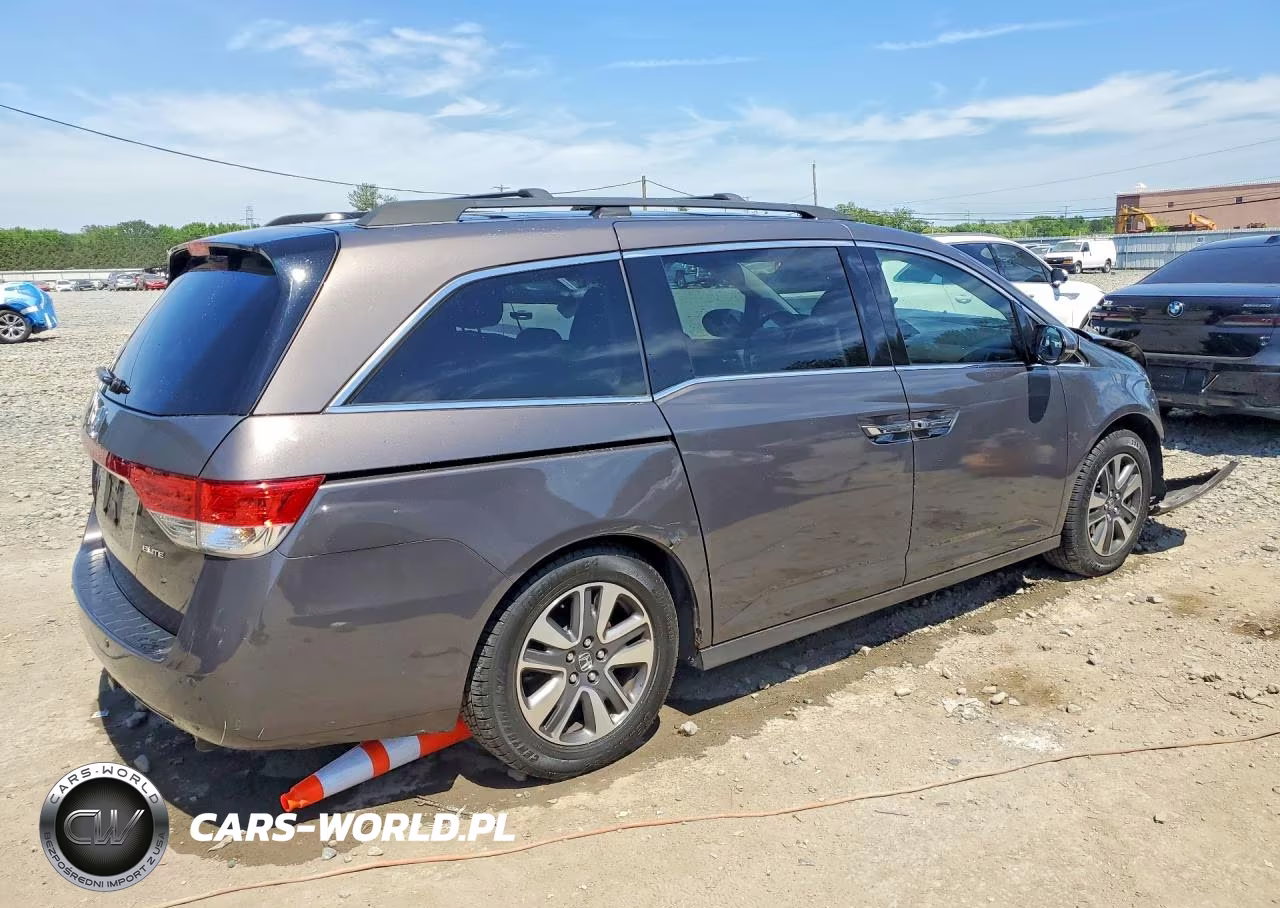 2015 Honda Odyssey Touring VIN:5FNRL5H91FB062497 - 3