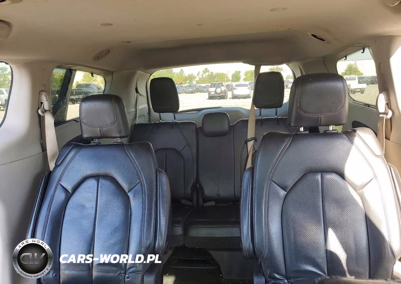 2019 Chrysler Pacifica Touring L VIN:2C4RC1BG7KR731614 - 10