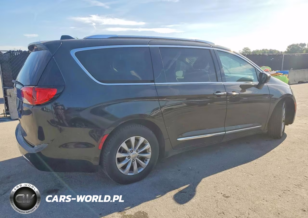 2019 Chrysler Pacifica Touring L VIN:2C4RC1BG7KR731614 - 3