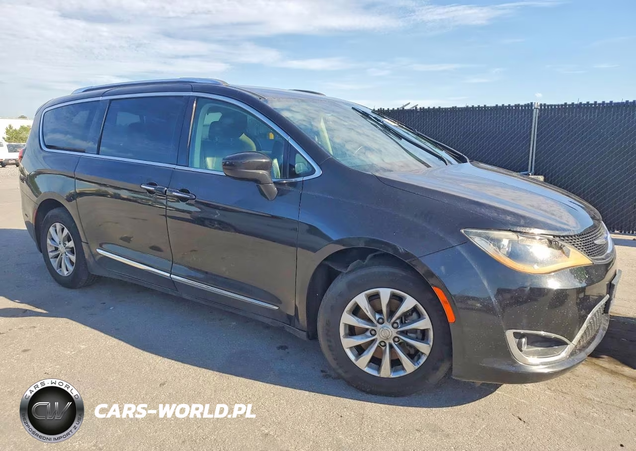 2019 Chrysler Pacifica Touring L VIN:2C4RC1BG7KR731614 - 4