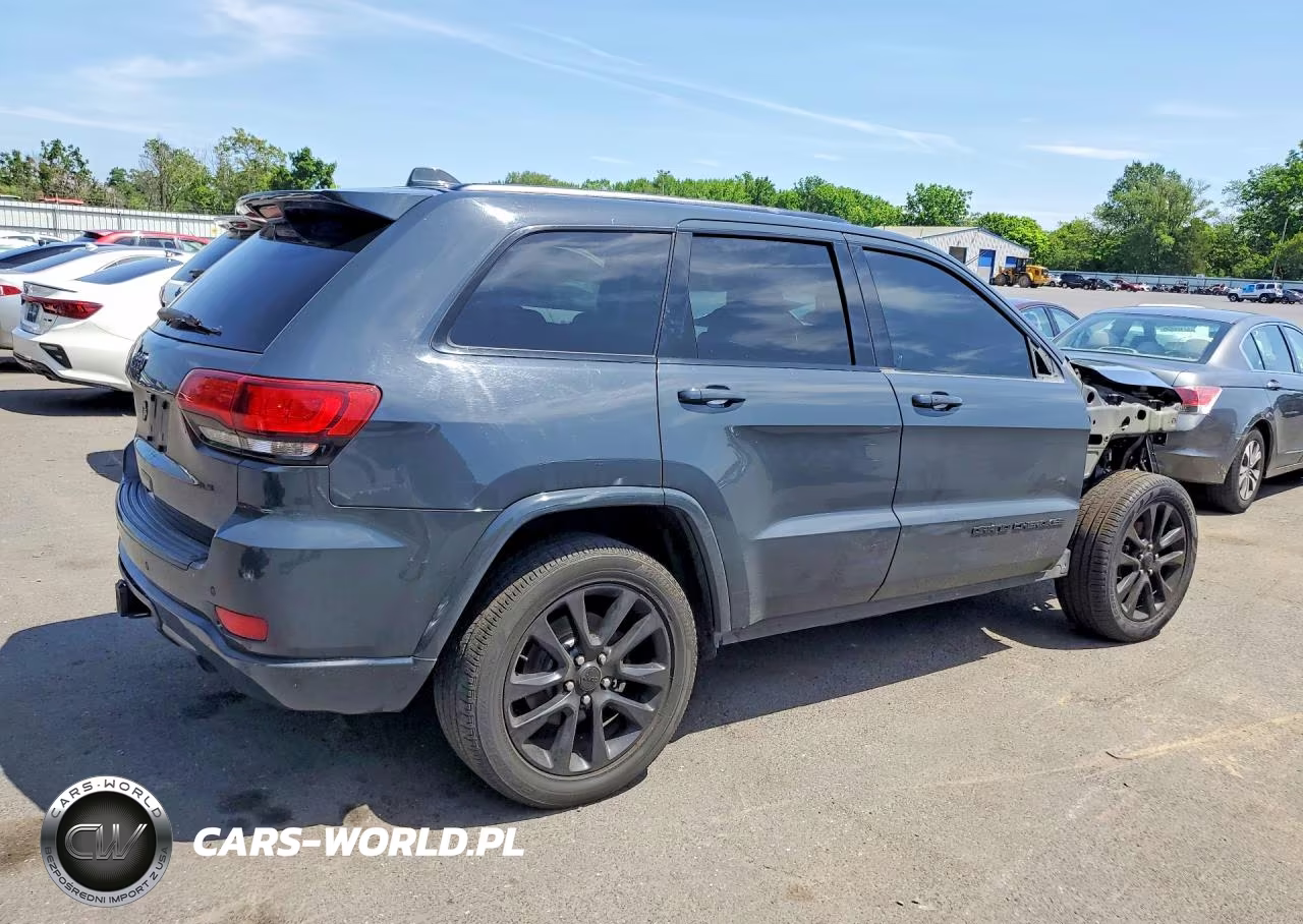 2017 Jeep Grand Cherokee Laredo VIN:1C4RJFAGXHC738529 - 3