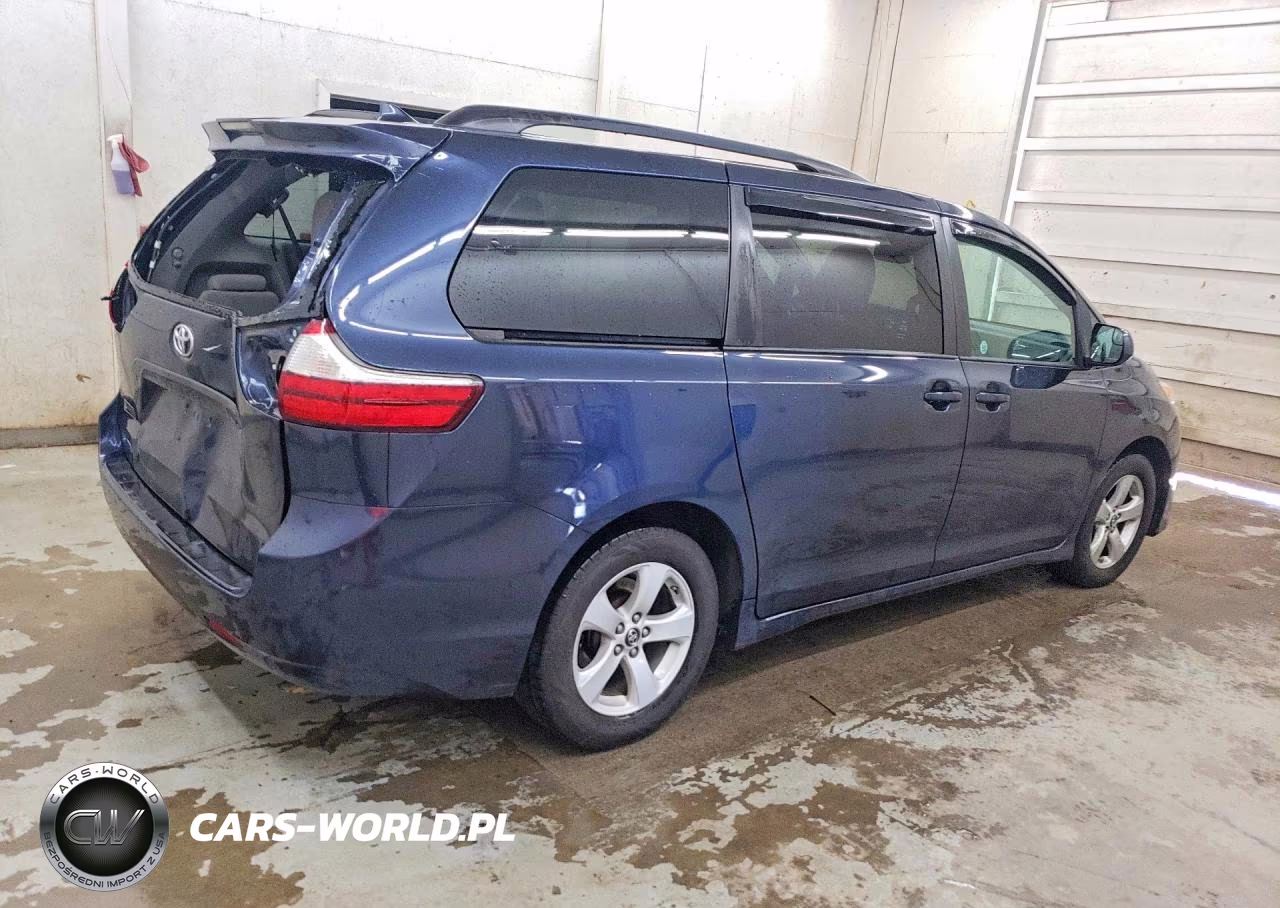 2018 Toyota Sienna Le VIN:5TDKZ3DC6JS960068 - 3