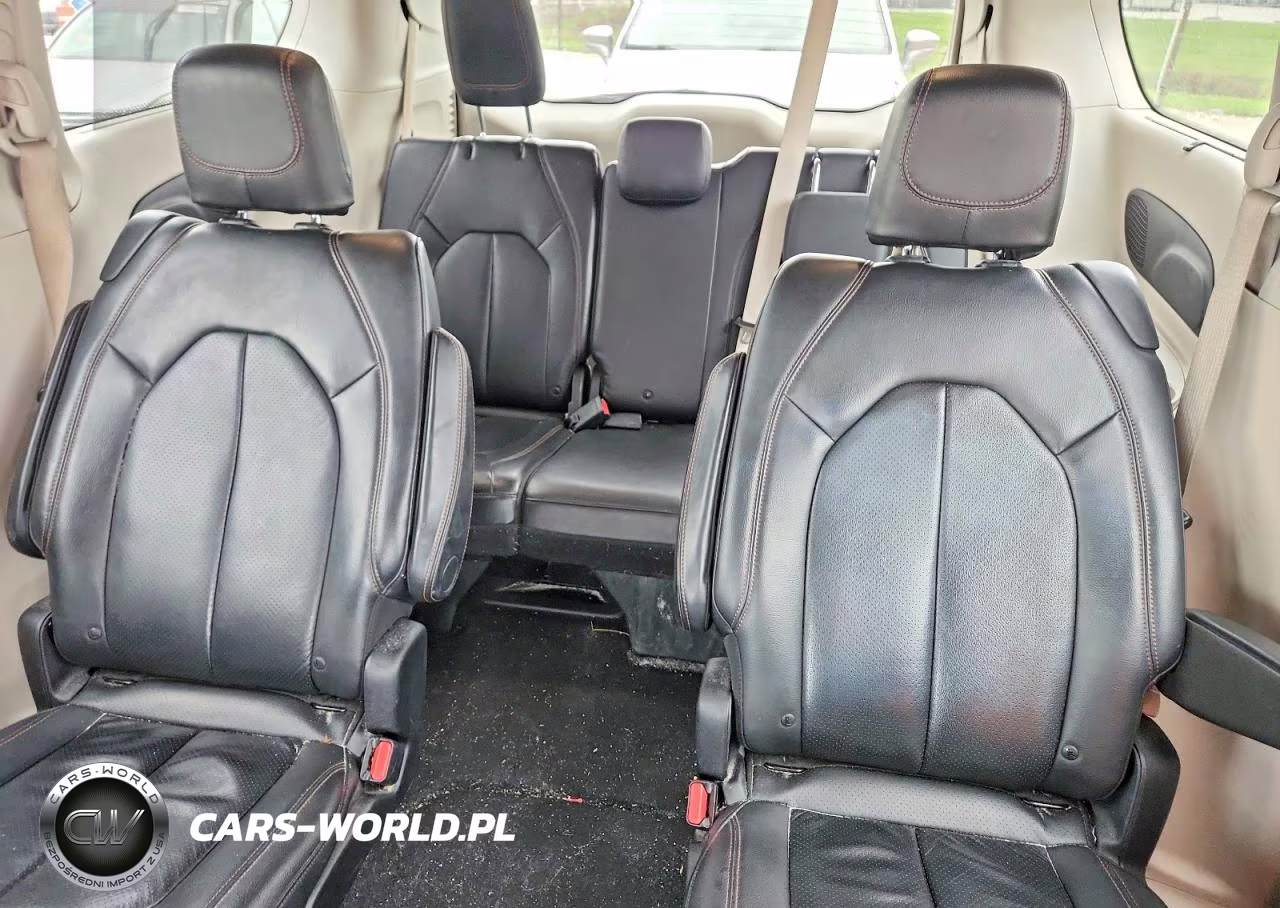 2017 Chrysler Pacifica Touring L Plus VIN:2C4RC1EG3HR656298 - 10