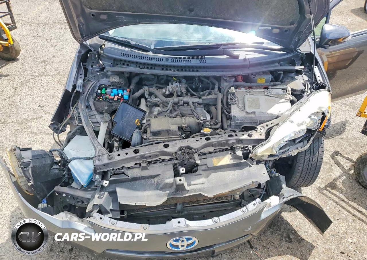 2013 Toyota Prius C Three VIN:JTDKDTB35D1043092 - 11