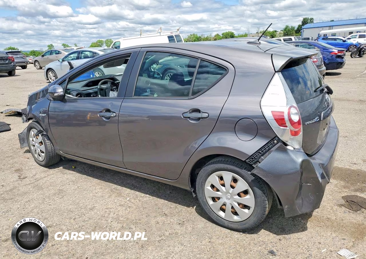 2013 Toyota Prius C Three VIN:JTDKDTB35D1043092 - 2