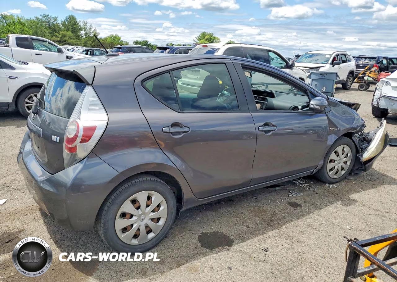 2013 Toyota Prius C Three VIN:JTDKDTB35D1043092 - 3