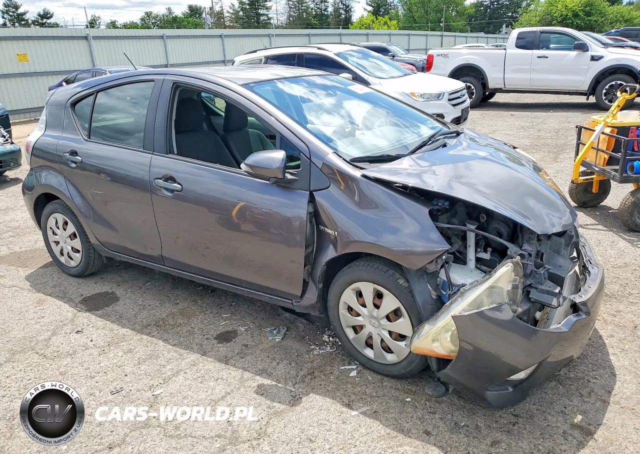 2013 Toyota Prius C Three VIN:JTDKDTB35D1043092 - 4