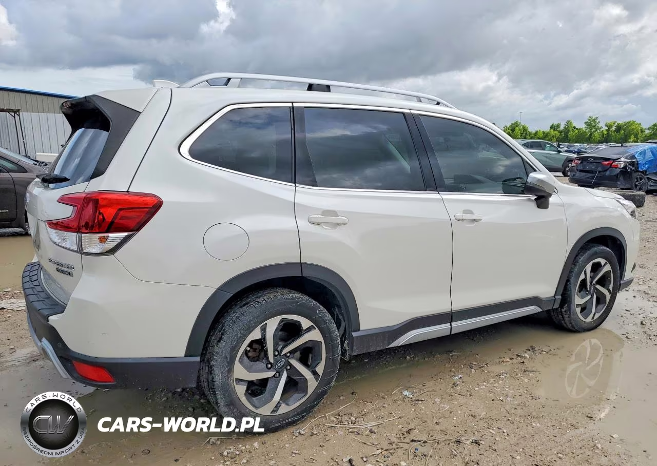 2022 Subaru Forester Touring VIN:JF2SKARCXNH457558 - 3
