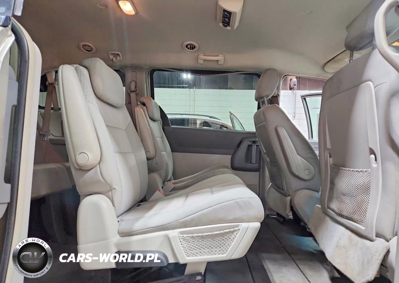 2009 Chrysler Town & Country Lx VIN:2A8HR44E69R656303 - 11