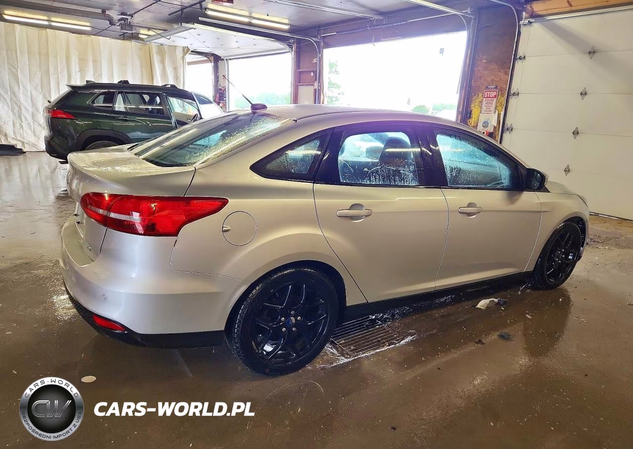 2016 Ford Focus Se VIN:1FADP3F23GL321004 - 3