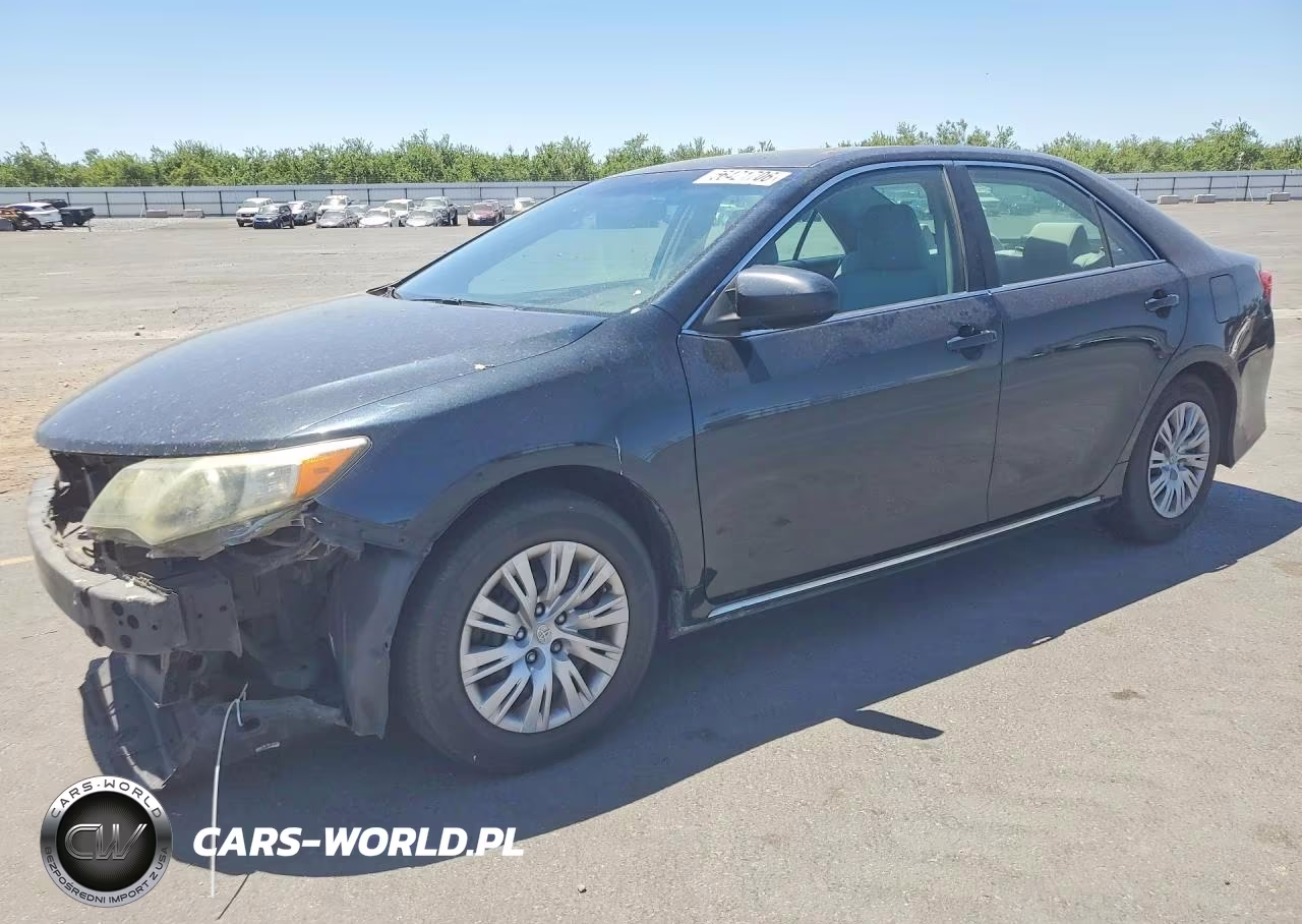 2014 Toyota Camry Le – zdjęcie 1 z 13