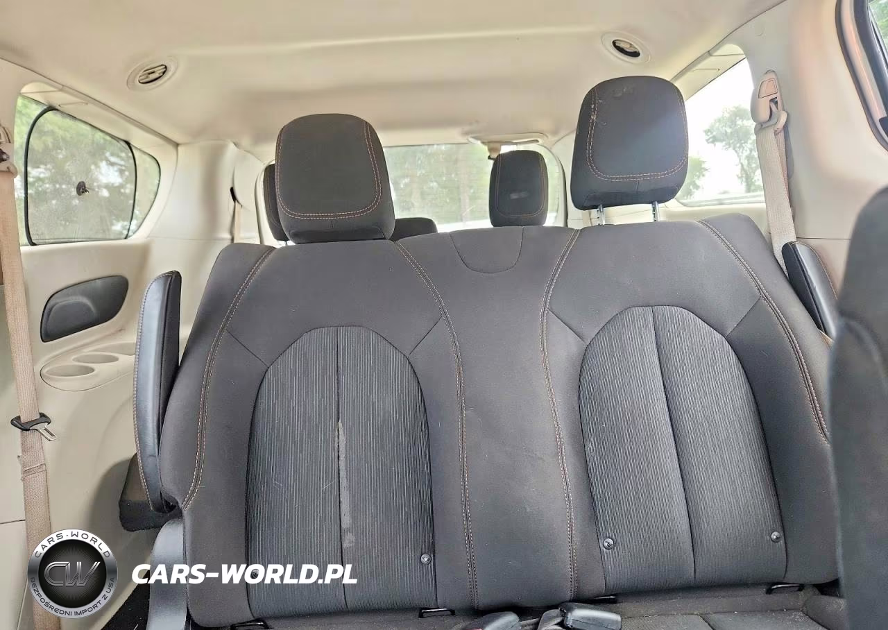 2018 Chrysler Pacifica L VIN:2C4RC1AG5JR247974 - 10