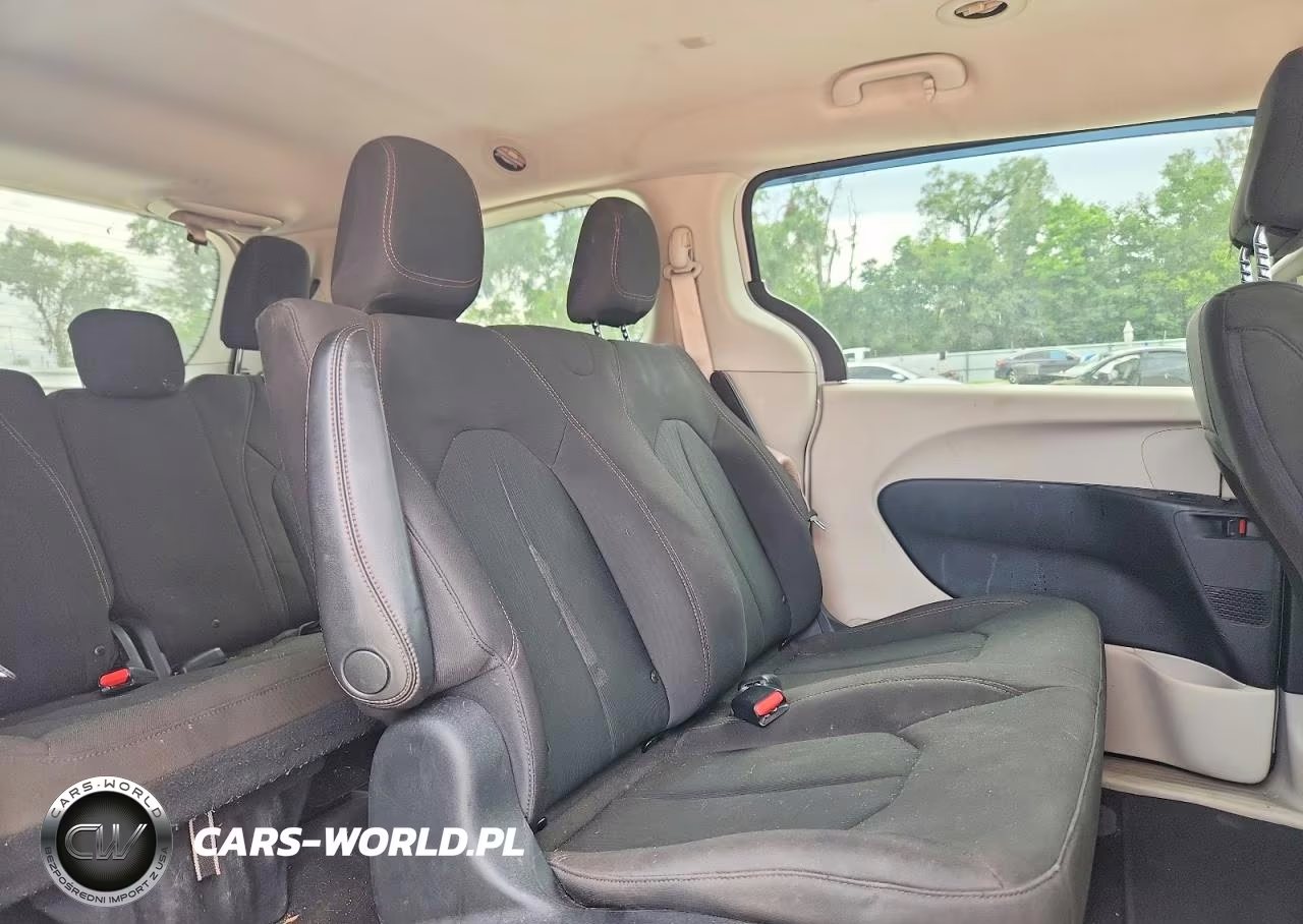 2018 Chrysler Pacifica L VIN:2C4RC1AG5JR247974 - 11