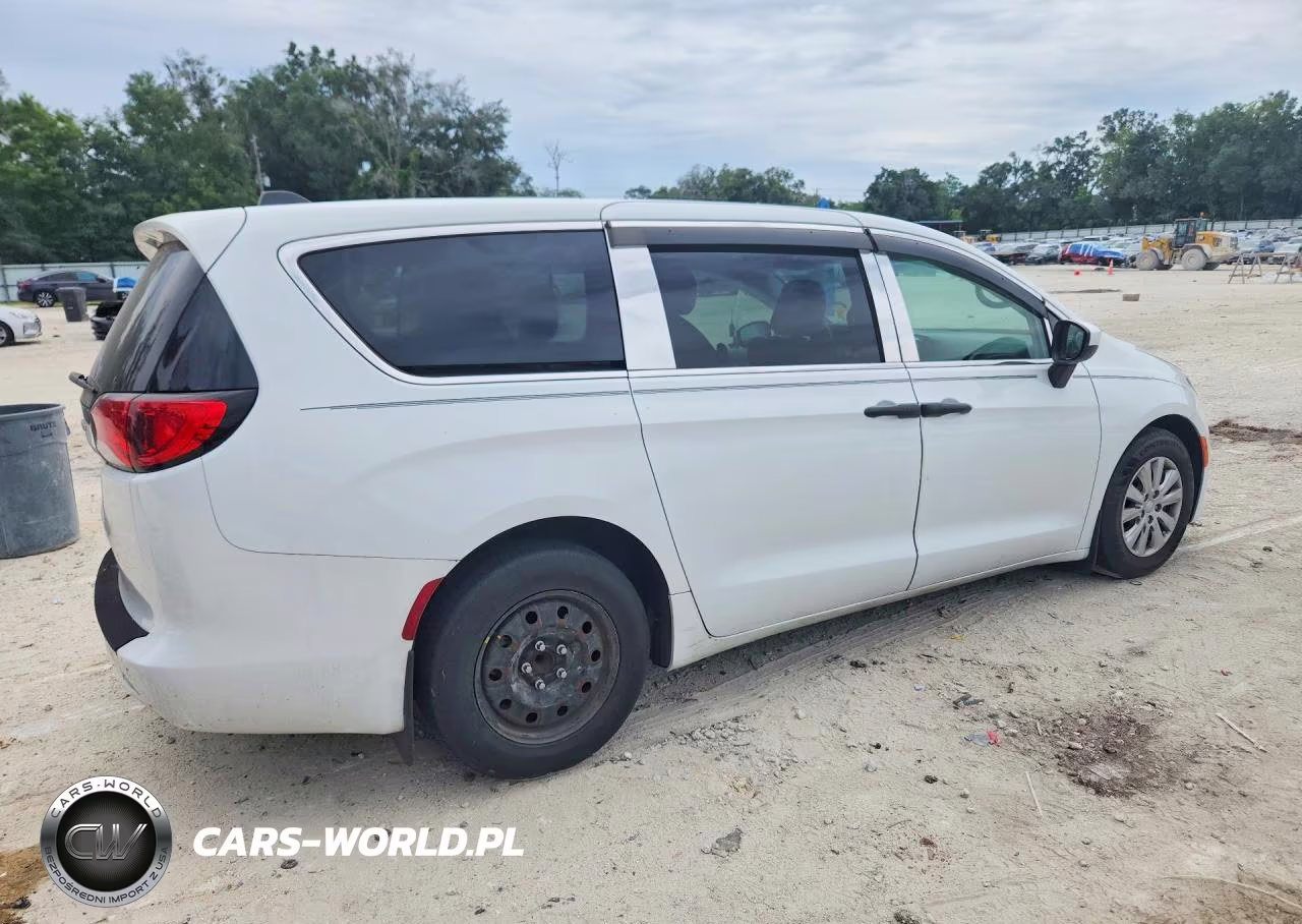 2018 Chrysler Pacifica L VIN:2C4RC1AG5JR247974 - 3