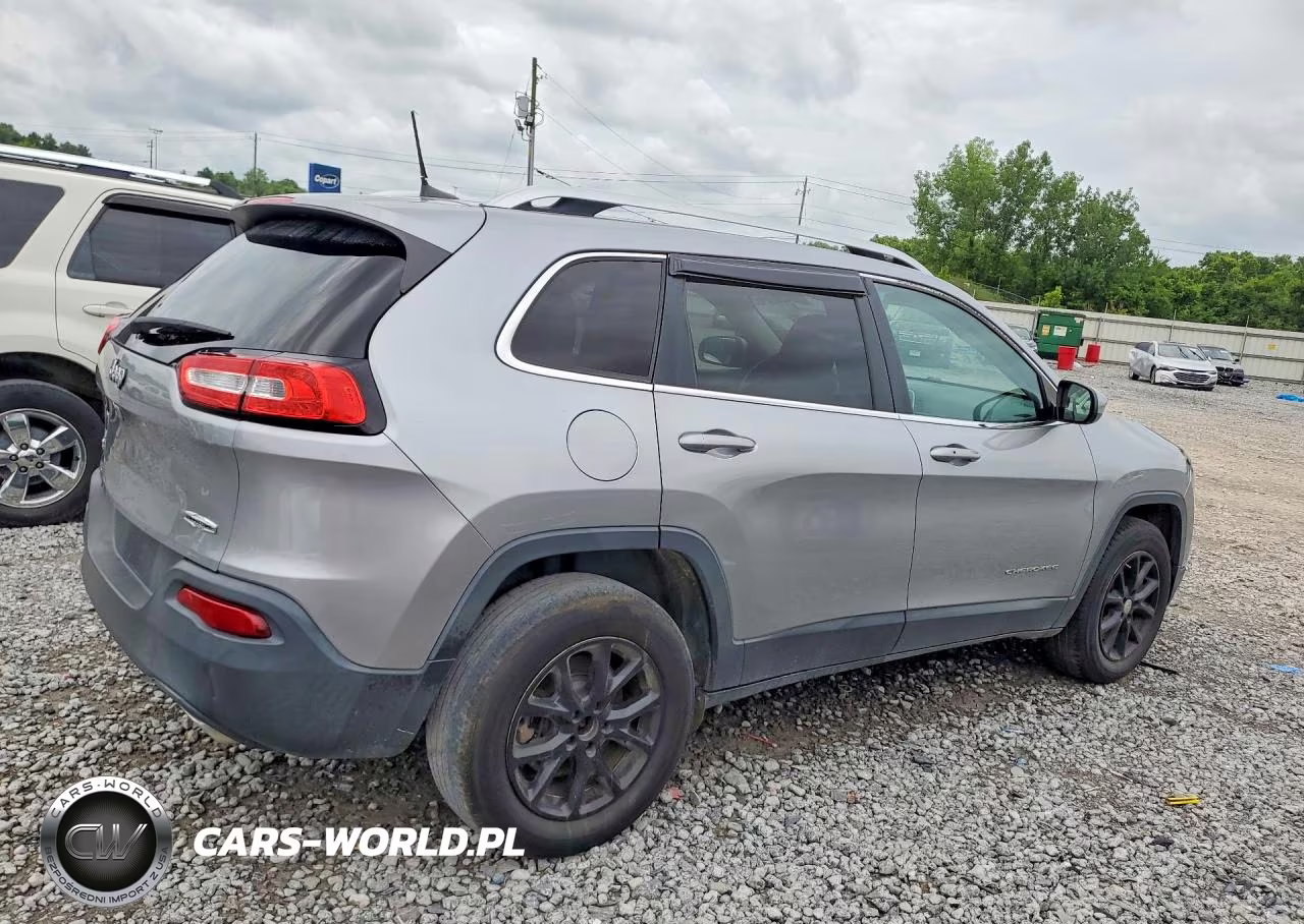 2017 Jeep Cherokee Latitude VIN:1C4PJMCS3HW596780 - 3