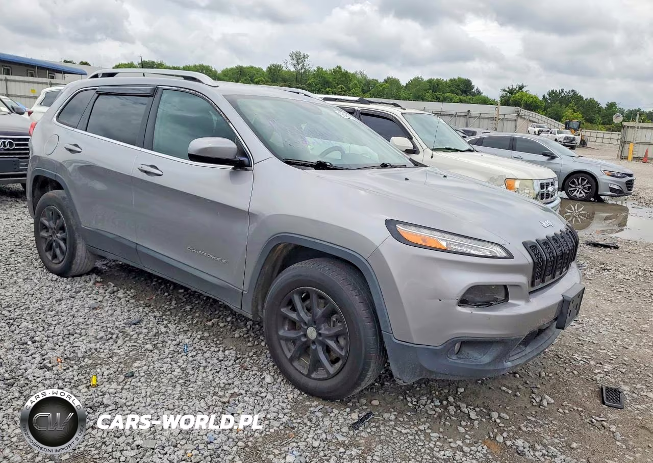 2017 Jeep Cherokee Latitude VIN:1C4PJMCS3HW596780 - 4