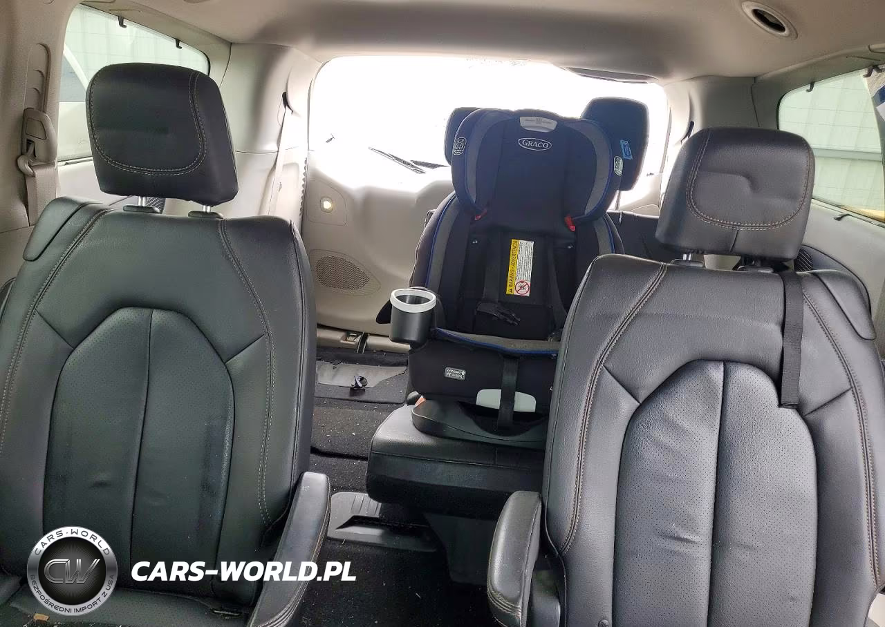 2019 Chrysler Pacifica Touring L Plus VIN:2C4RC1EG7KR604048 - 10