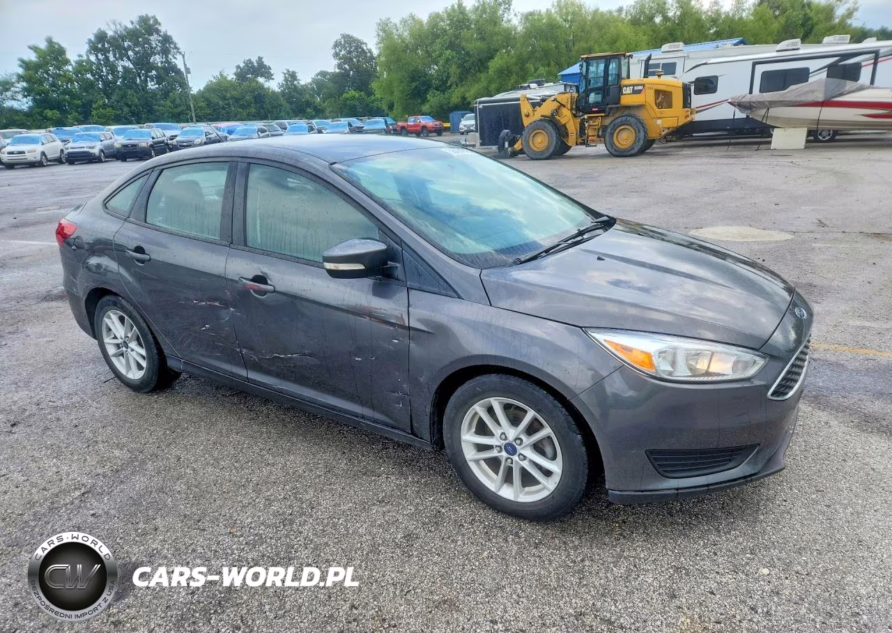 2015 Ford Focus Se VIN:1FADP3F20FL318334 - 4