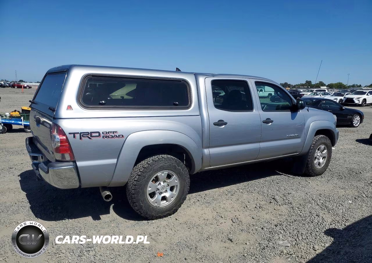 2015 Toyota Tacoma V6 VIN:5TFLU4EN4FX135978 - 3
