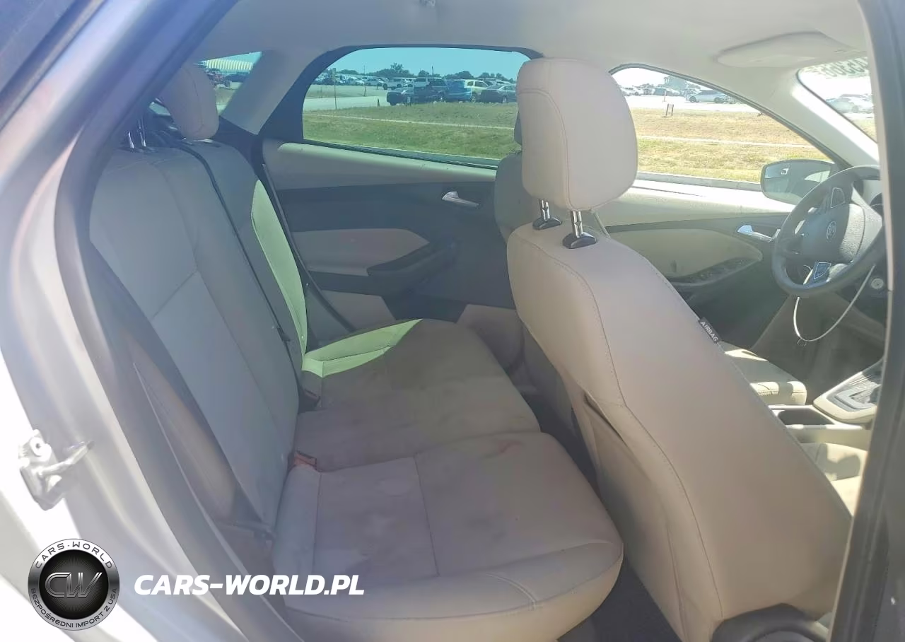 2018 Ford Focus Se VIN:1FADP3K26JL304520 - 10