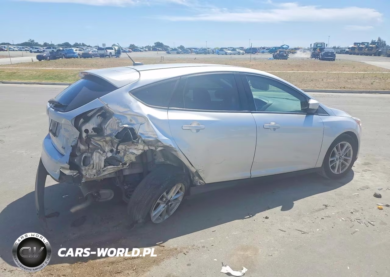 2018 Ford Focus Se VIN:1FADP3K26JL304520 - 3