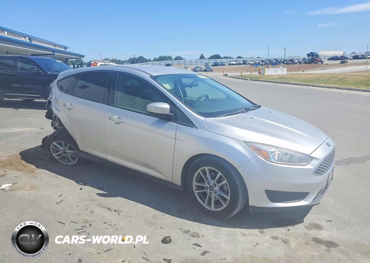 2018 Ford Focus Se VIN:1FADP3K26JL304520 - 4