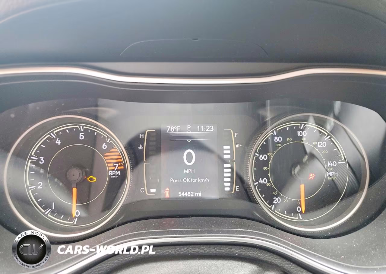 2019 Jeep Cherokee Latitude VIN:1C4PJLCB0KD286146 - 9