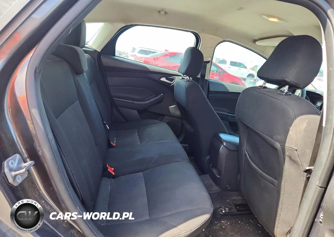 2017 Ford Focus Se VIN:1FADP3K21HL346555 - 10