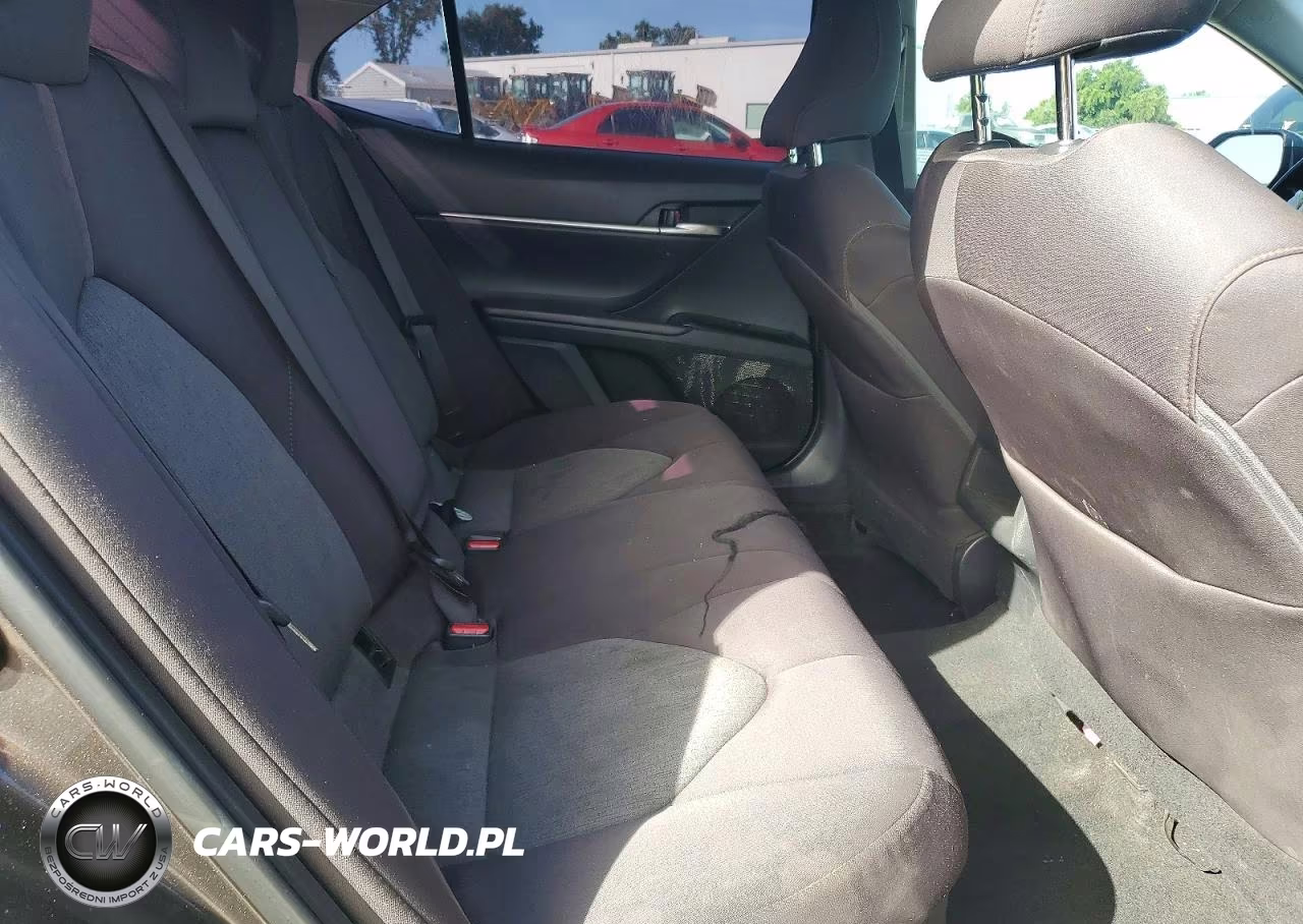 2018 Toyota Camry Le VIN:4T1B31HK4JU502284 - 10
