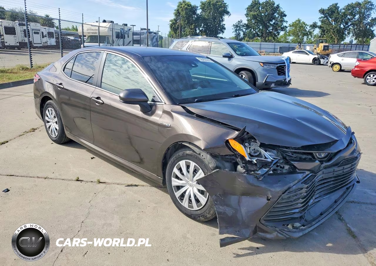 2018 Toyota Camry Le VIN:4T1B31HK4JU502284 - 4