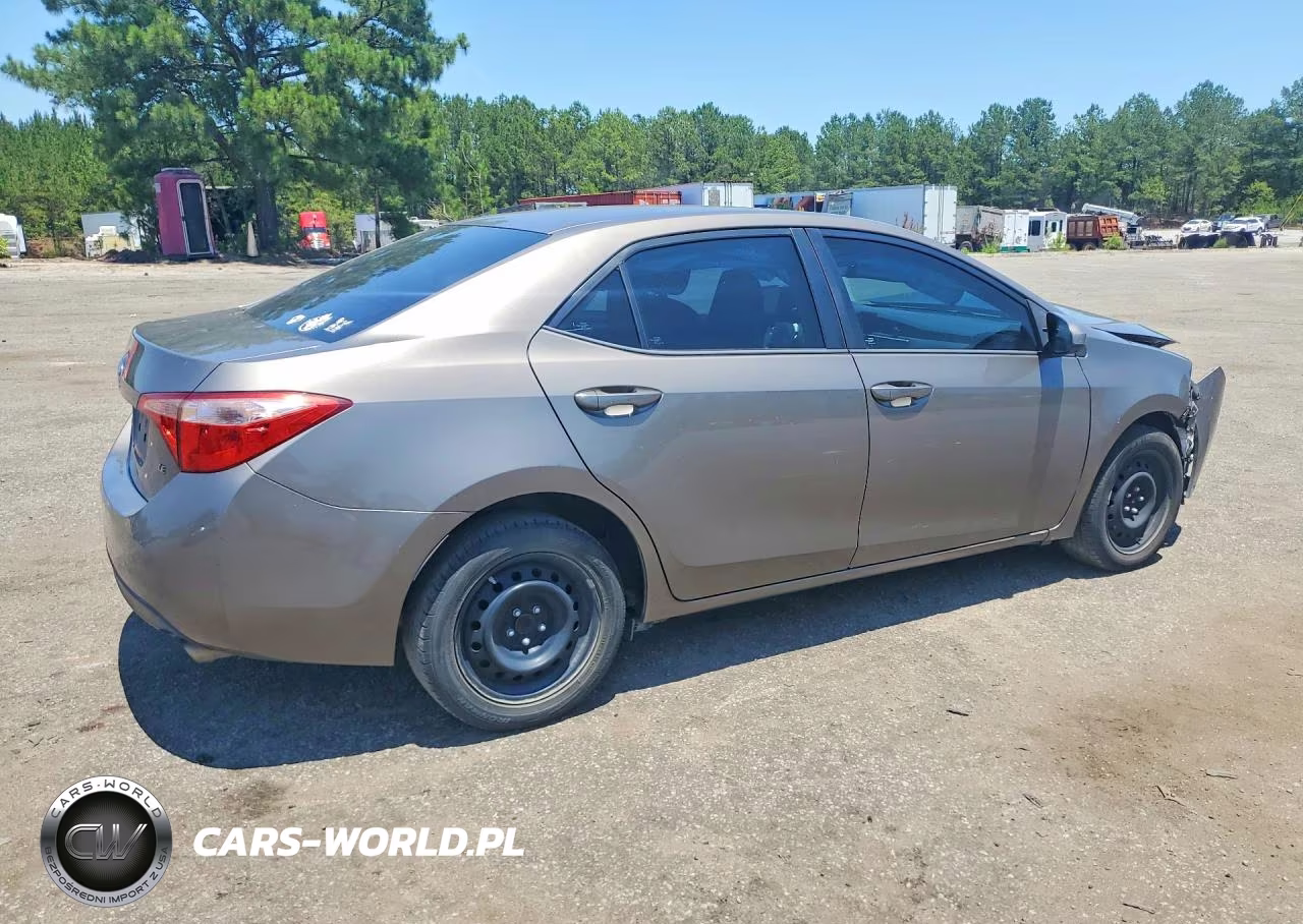 2018 Toyota Corolla Le VIN:5YFBURHEXJP755374 - 3