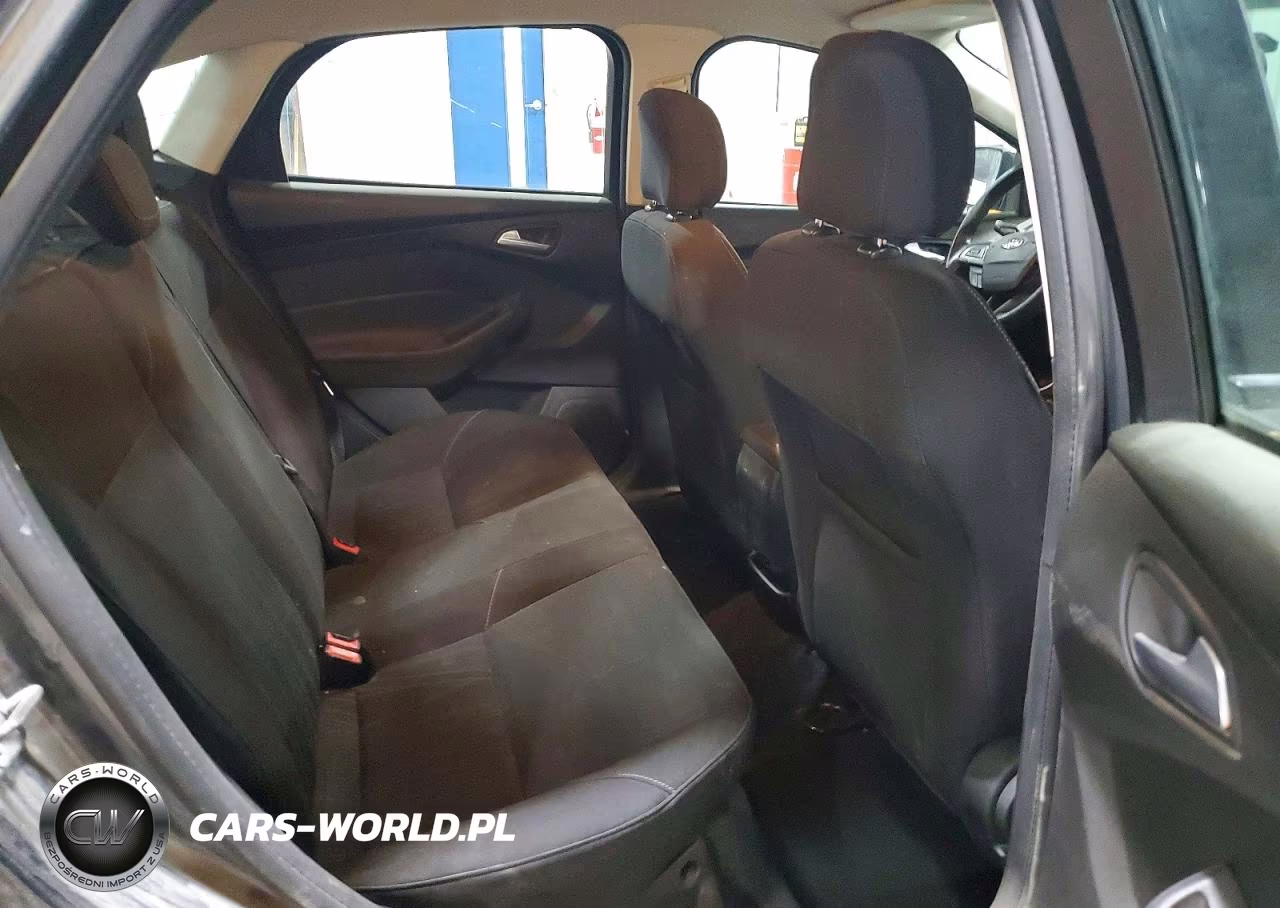 2016 Ford Focus Se VIN:1FADP3F26GL373744 - 10