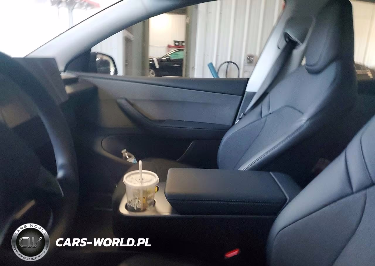 2026 Tesla Model Y VIN:7SAYGDED5TA601010 - 7