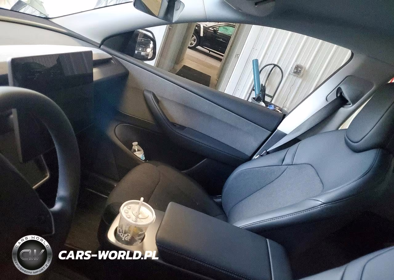 2026 Tesla Model Y VIN:7SAYGDED5TA601010 - 9