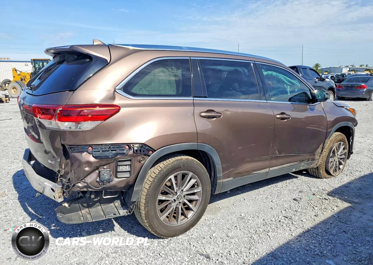 2019 Toyota Highlander Xle VIN:5TDKZRFH1KS312604 - 3
