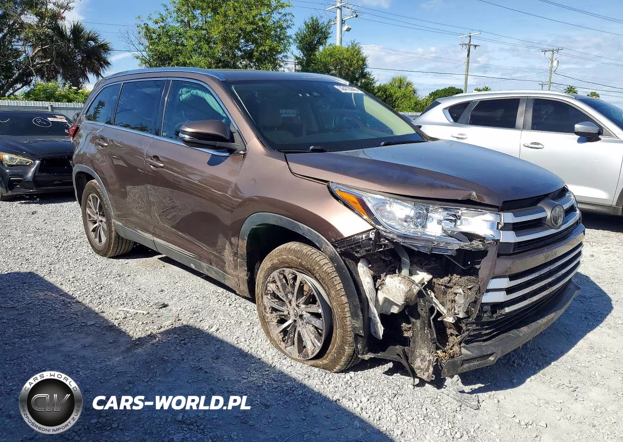 2019 Toyota Highlander Xle VIN:5TDKZRFH1KS312604 - 4