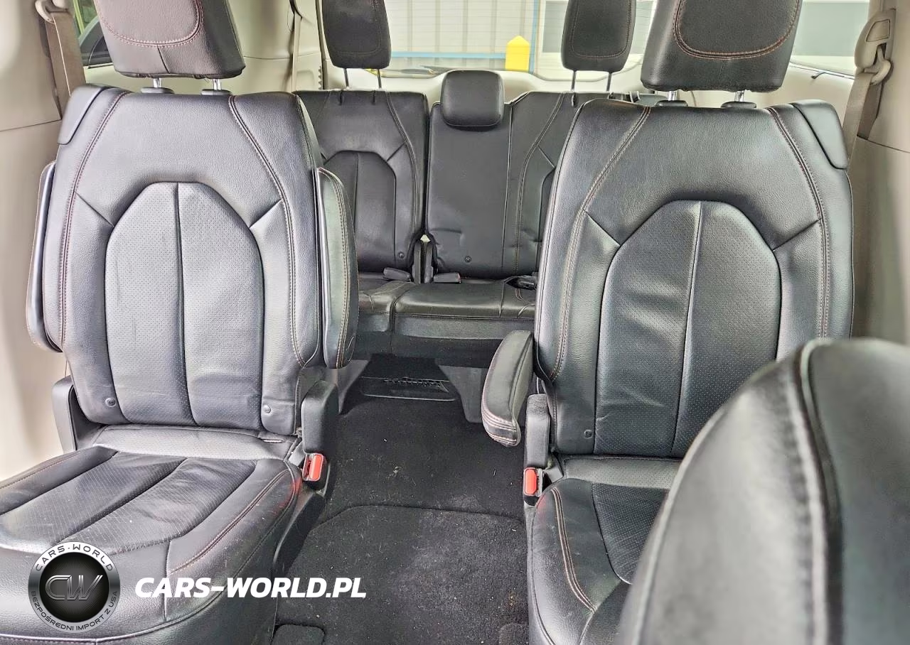 2019 Chrysler Pacifica Touring L VIN:2C4RC1BG1KR561041 - 10