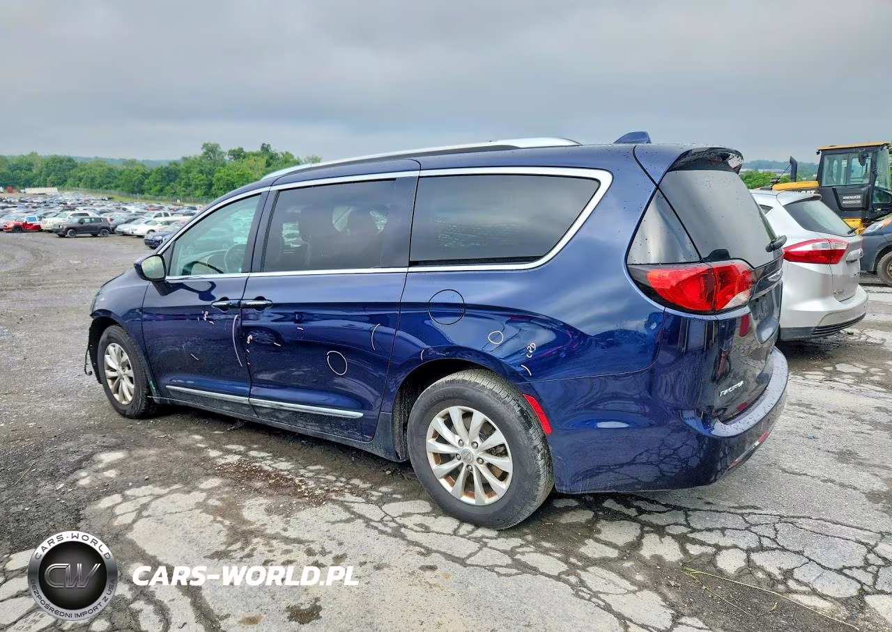 2019 Chrysler Pacifica Touring L VIN:2C4RC1BG1KR561041 - 2