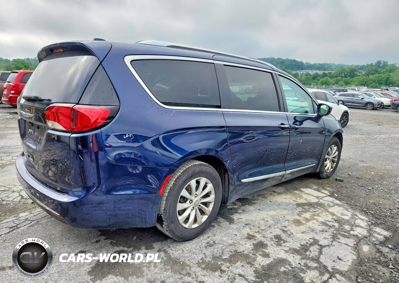 2019 Chrysler Pacifica Touring L VIN:2C4RC1BG1KR561041 - 3