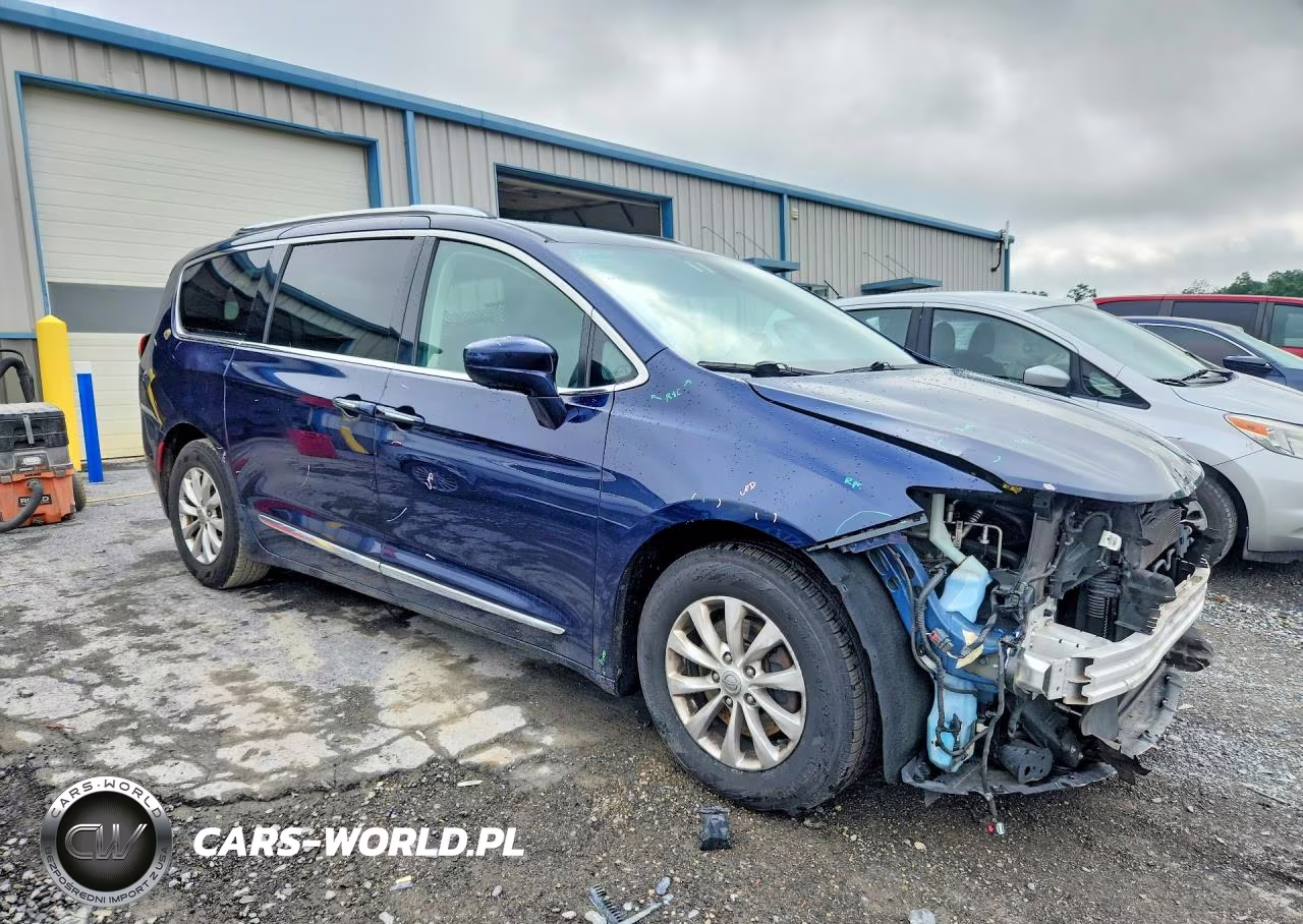 2019 Chrysler Pacifica Touring L VIN:2C4RC1BG1KR561041 - 4