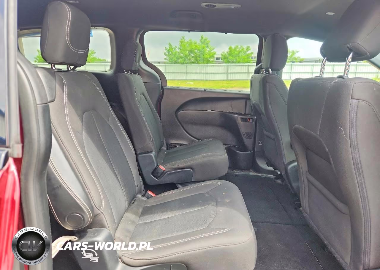 2018 Chrysler Pacifica Touring Plus VIN:2C4RC1FG3JR339531 - 11