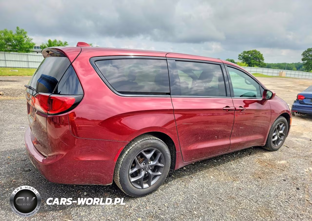 2018 Chrysler Pacifica Touring Plus VIN:2C4RC1FG3JR339531 - 3