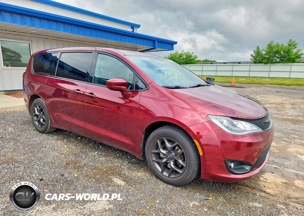 2018 Chrysler Pacifica Touring Plus VIN:2C4RC1FG3JR339531 - 4