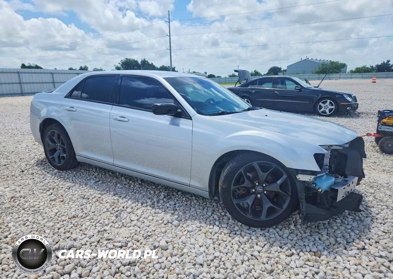 2020 Chrysler 300 Touring VIN:2C3CCAAG1LH239406 - 4