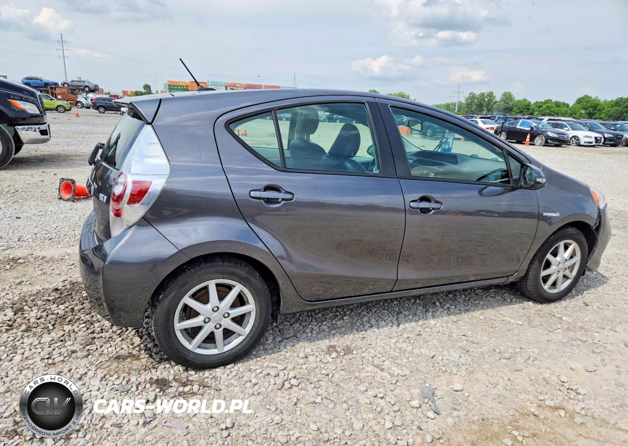 2013 Toyota Prius C Four VIN:JTDKDTB36D1551698 - 3