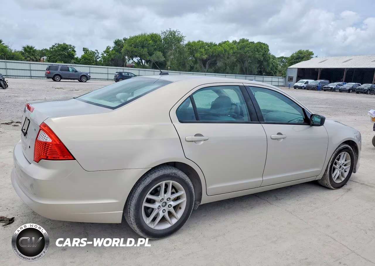 2010 Ford Fusion S VIN:3FAHP0GA0AR389971 - 3