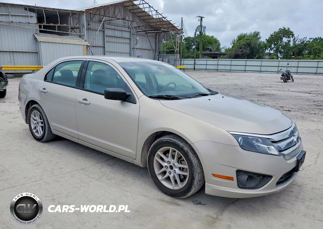 2010 Ford Fusion S VIN:3FAHP0GA0AR389971 - 4